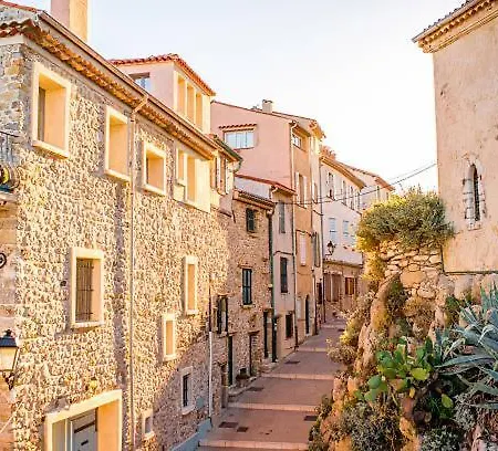 Апартаменти Amazing New In The Heart Of The Old Town Of