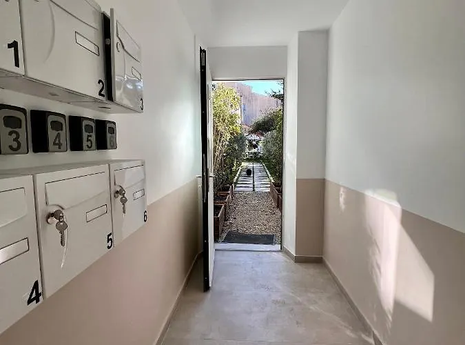 Апартаменти Amazing New In The Heart Of The Old Town Of